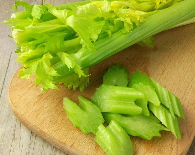 芹菜叶,芹菜茎——营养差别竟然这么大!