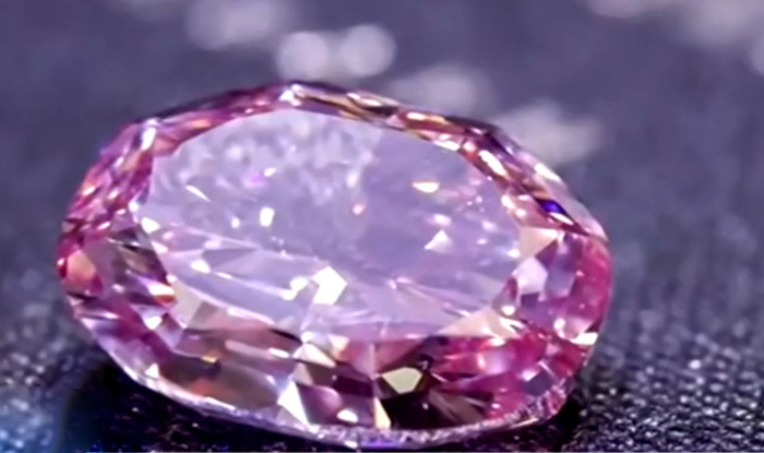 世界最大紫粉钻石卖出1.76亿元 你最喜欢什么颜色的钻石呢?