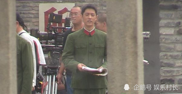 肖战《王牌部队》最新路透,表情又憨又可爱,助跑飞踢动作略显滑稽搞笑