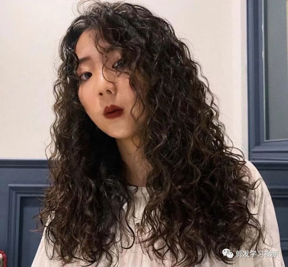 发型之一 这种小羊毛卷特别适合发量稀少的妹子 非常修饰脸型显脸小
