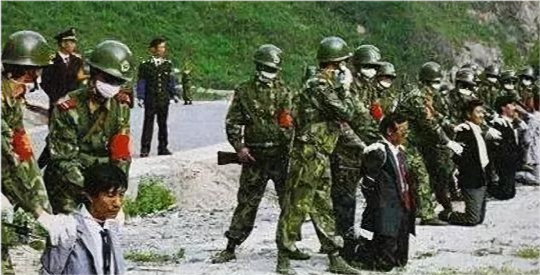 90年代中国枪毙死刑犯真实现场:武警用口罩遮面,很震撼