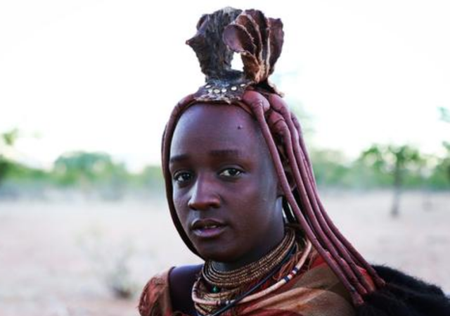 非洲最透明原始部落,女性拒绝穿上衣,夏天防晒令人意外!
