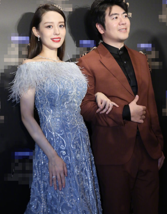 吉娜真不拿怀孕当回事!谁注意她脚上穿的啥?真替她捏
