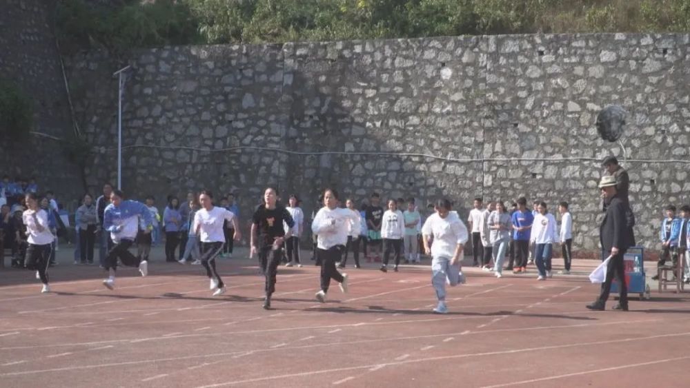 关岭县民族寄宿制中学举办第十五届田径运动会