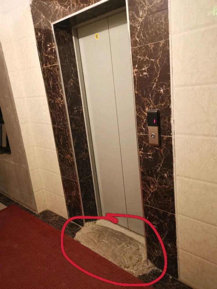 小区的 电梯门口, 谁知道, 这门槛是用来干啥的呢?