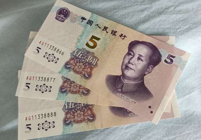 新版5元发现泰山荧光版新版别,在2个冠号中发现,你也可能有