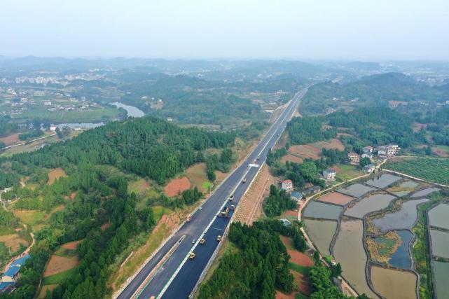 由四川交投建设公司承建的成资渝高速公路路面项目实现全幅贯通,成为