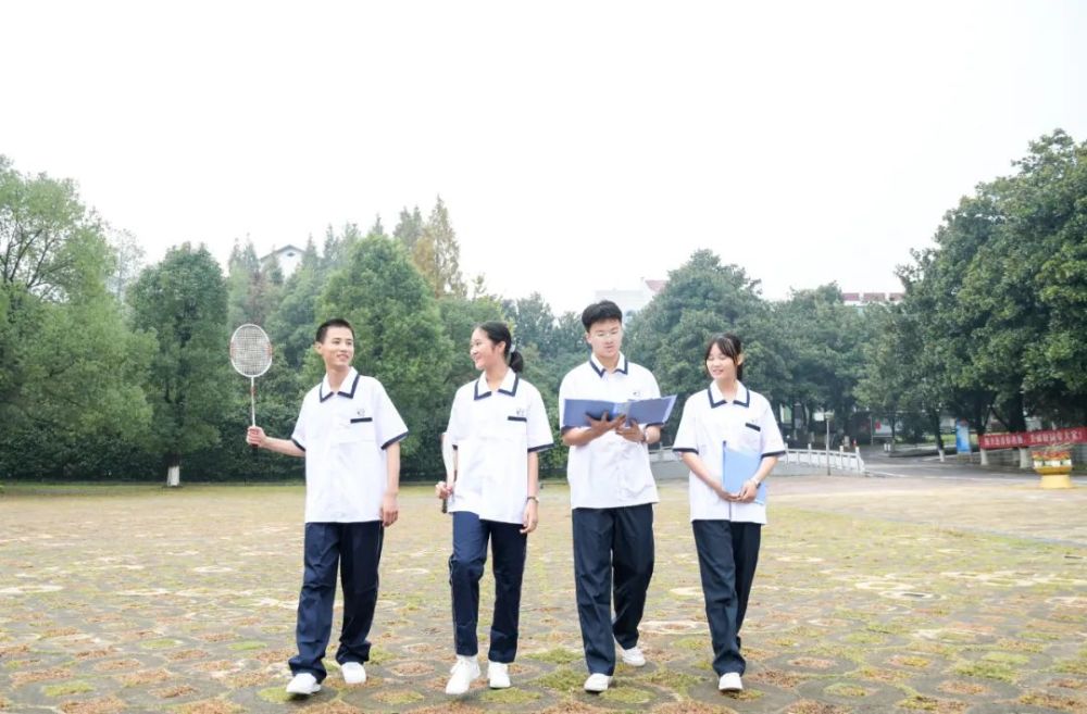 实验中学颜色以藏青为主色,配以白色进行演绎,设计出时尚美观的校服