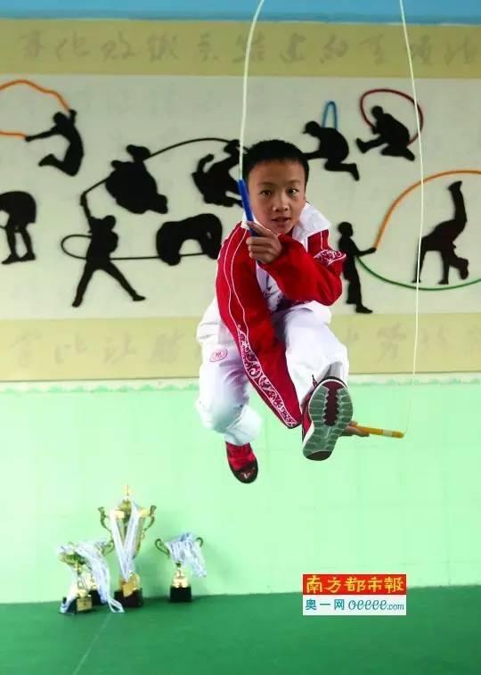 岑小林多次创造世界纪录,成为从乡村小学走出来的一位跳绳界的国际小
