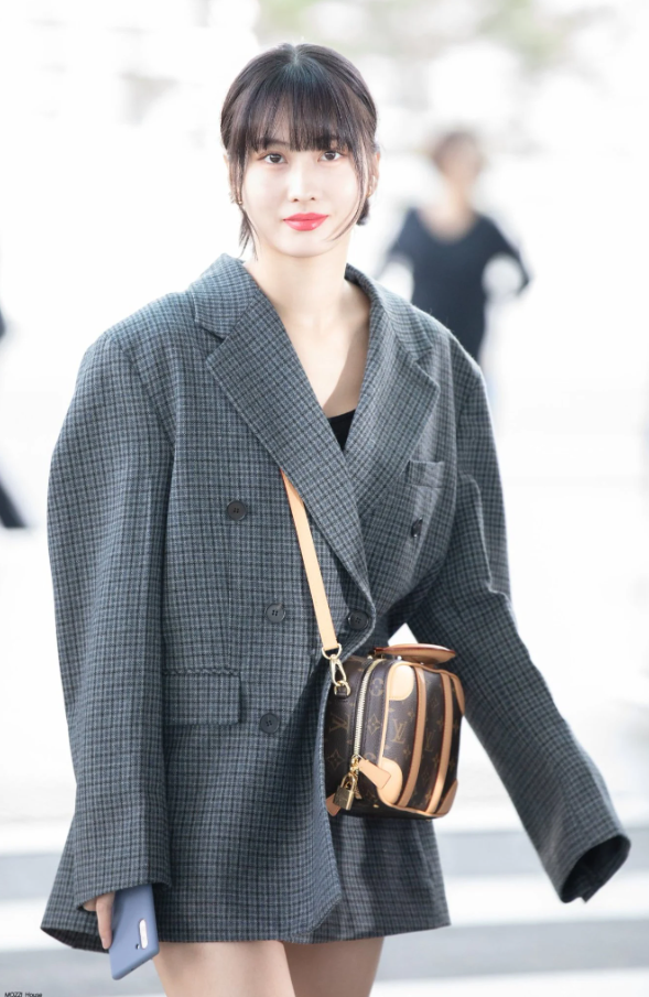 开朗女孩twice momo 的12张机场穿搭照,青春的气息