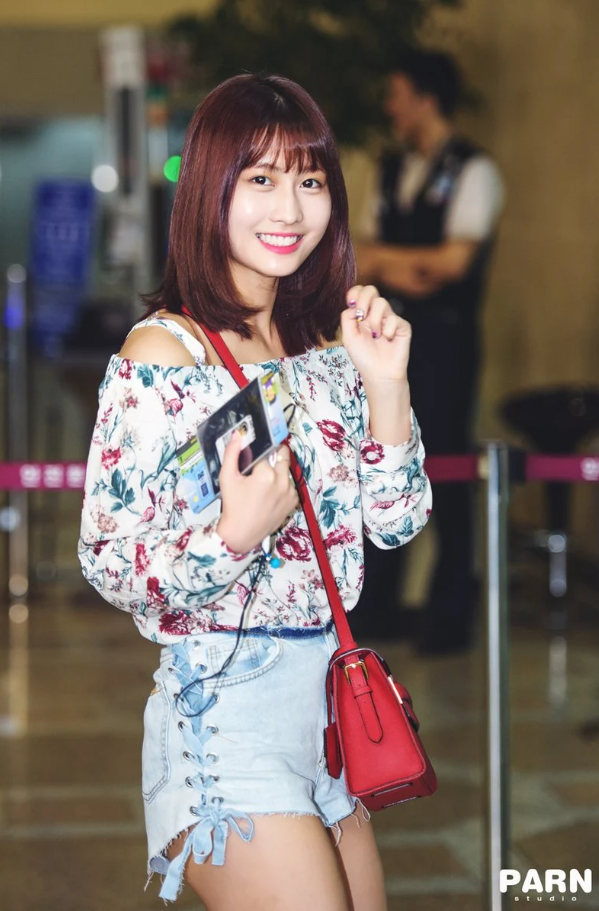 开朗女孩twice momo 的12张机场穿搭照,青春的气息