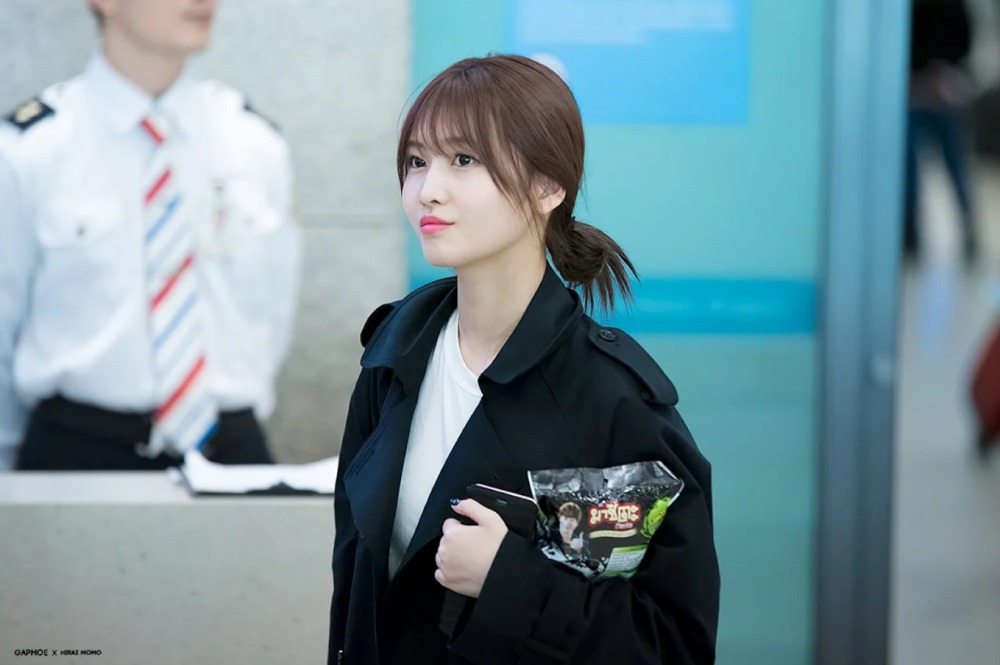 开朗女孩twice momo 的12张机场穿搭照,青春的气息