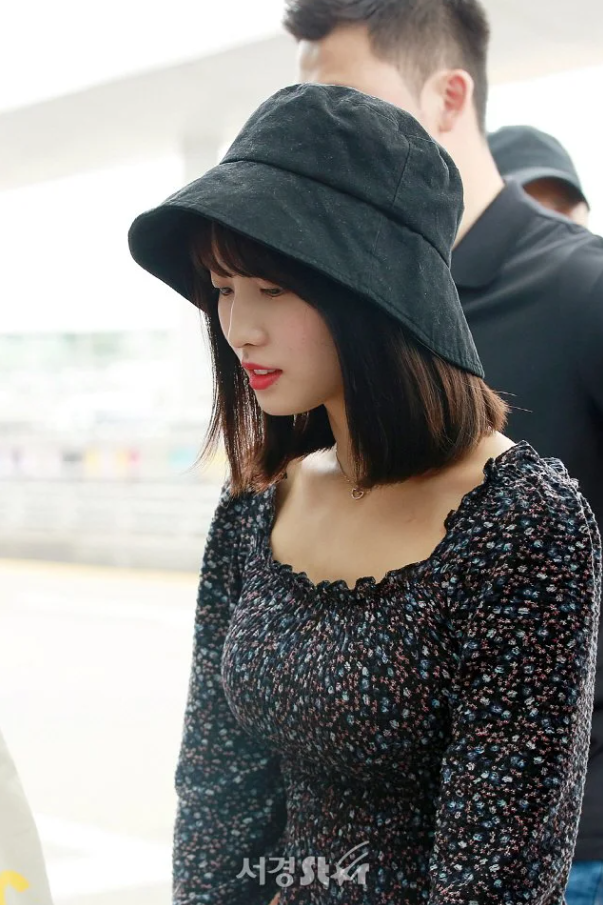 开朗女孩twice momo 的12张机场穿搭照,青春的气息