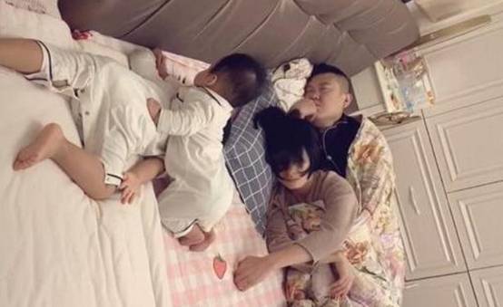 90后小夫妻带娃睡觉,孩子睡姿意外走红,网友:孩子是意外收获的