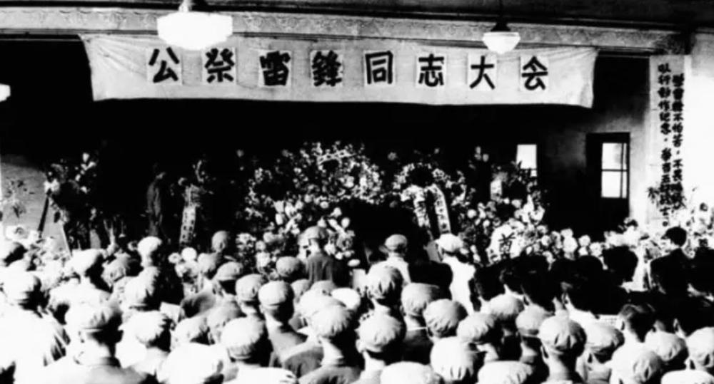 1962年8月15日,雷锋同志因公殉职.