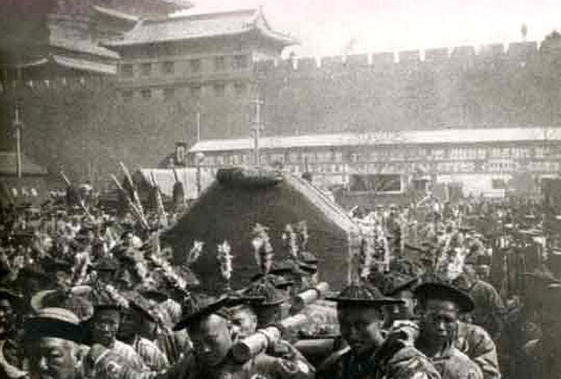 图:1908年11月15日,统治清朝48年的慈禧太后病逝,出殡的场面是十分