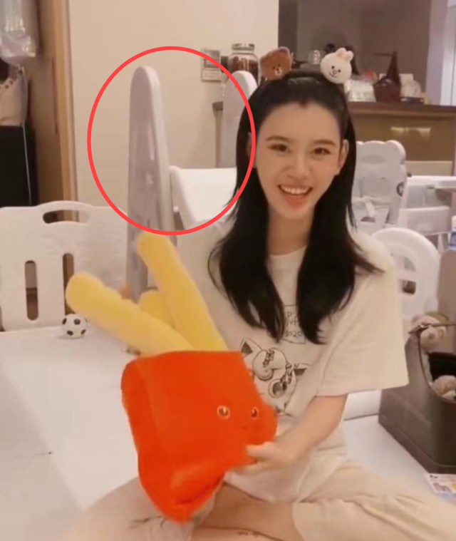 奚梦瑶何猷君豪宅内景曝光,屋里凌乱全是家具,小孩玩具格外吓人