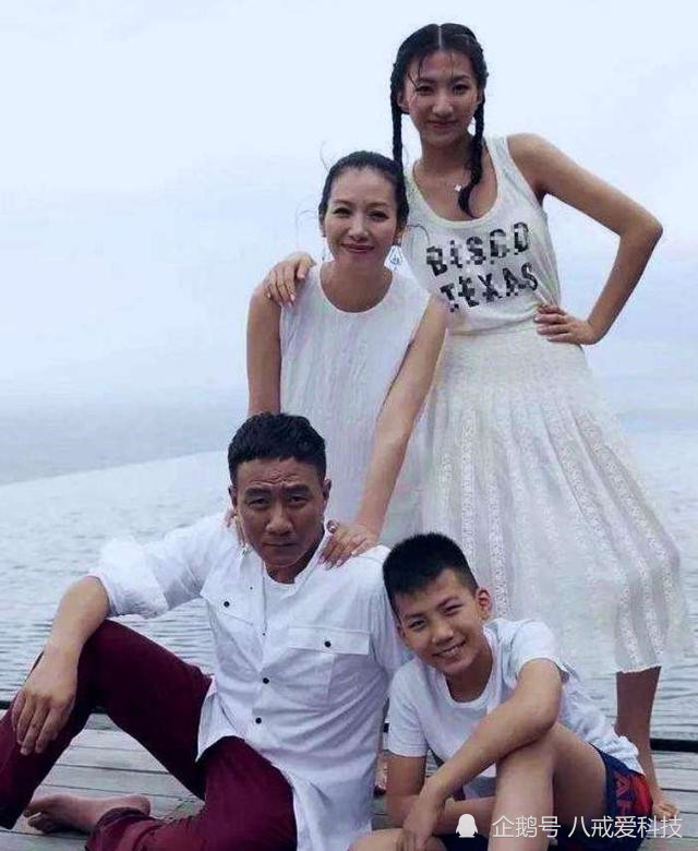 有种"接骨式长大"叫胡军儿子康康,身高已超越妈妈,胡子太吸睛