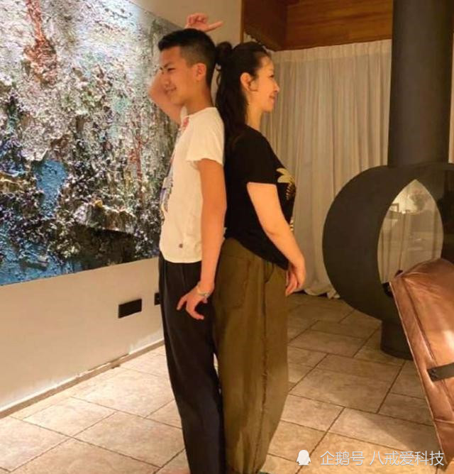 有种"接骨式长大"叫胡军儿子康康,身高已超越妈妈,胡子太吸睛