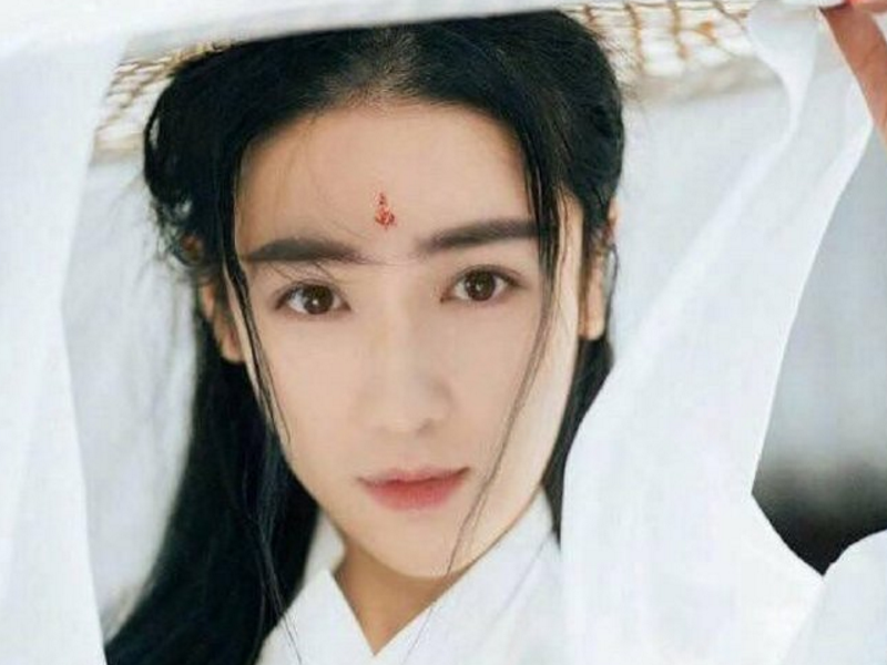 同为男扮女装:朱一龙精致,肖战撞脸王祖贤,王一博却让
