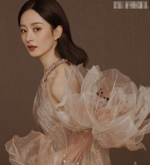 赵丽颖时尚大片出炉,白色纱裙花间仙子,气质越看越有魅力