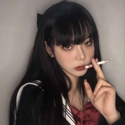 黑色系女生头像/我好像一直在放弃他,又好像一直在等他