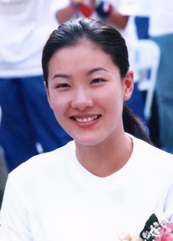 工人出身培养出冠军女儿,高官女婿仅小他2岁,伏明霞的伟大父亲