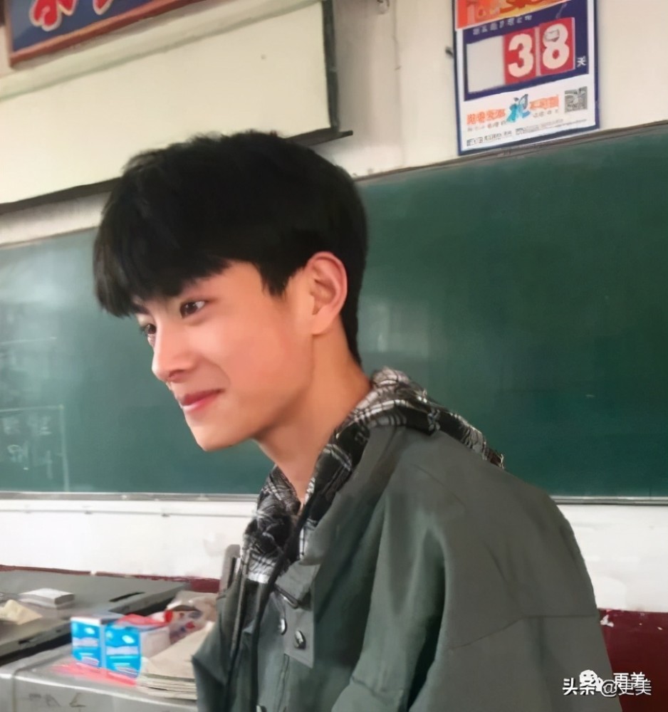 以后看高中校园小说,男主脸都可以代入下面这位.