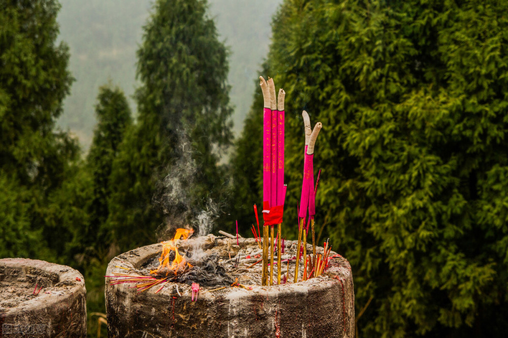 寒衣节街头祭祀惹争议? 郑州,太原等北方城市可以做得