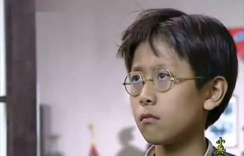 多年前的《小兵张嘎》中戴眼镜的小男孩(乐乐,他塑造的很好,这是他