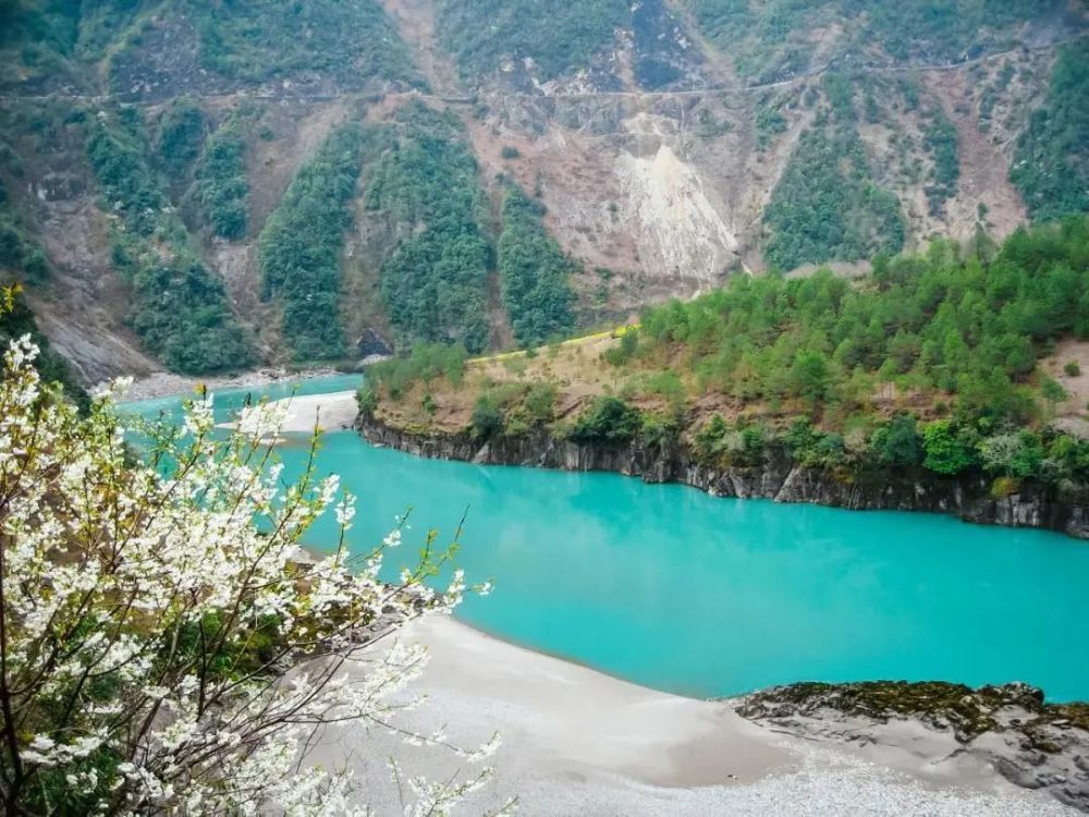 轰动了驴友圈的"美丽公路"通车运行,怒江的绝色风景要