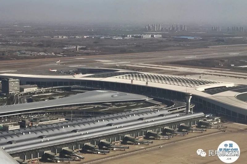郑州新郑国际机场三期位于第二跑道北侧,首期建设扩建工程是北货运区