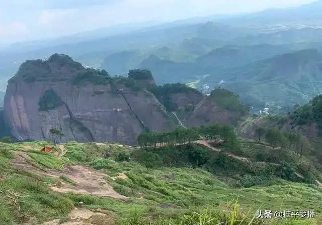 探访广西最美丹霞地貌.—麻垌白石山
