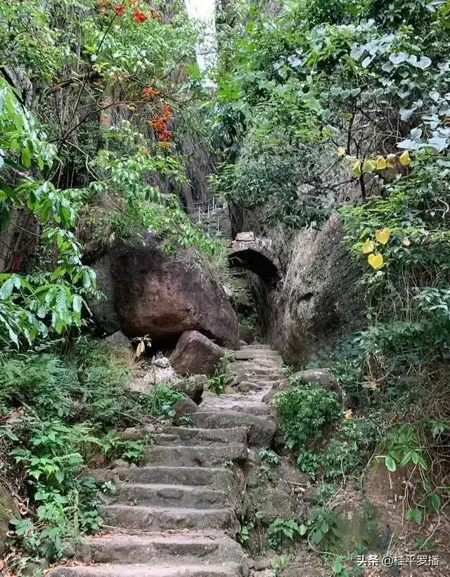 探访广西最美丹霞地貌.—麻垌白石山