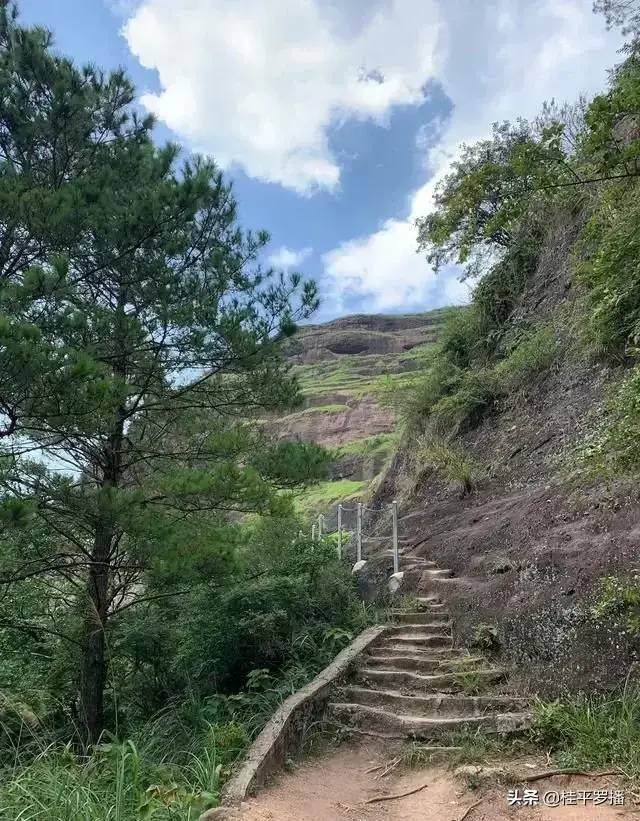 探访广西最美丹霞地貌.—麻垌白石山