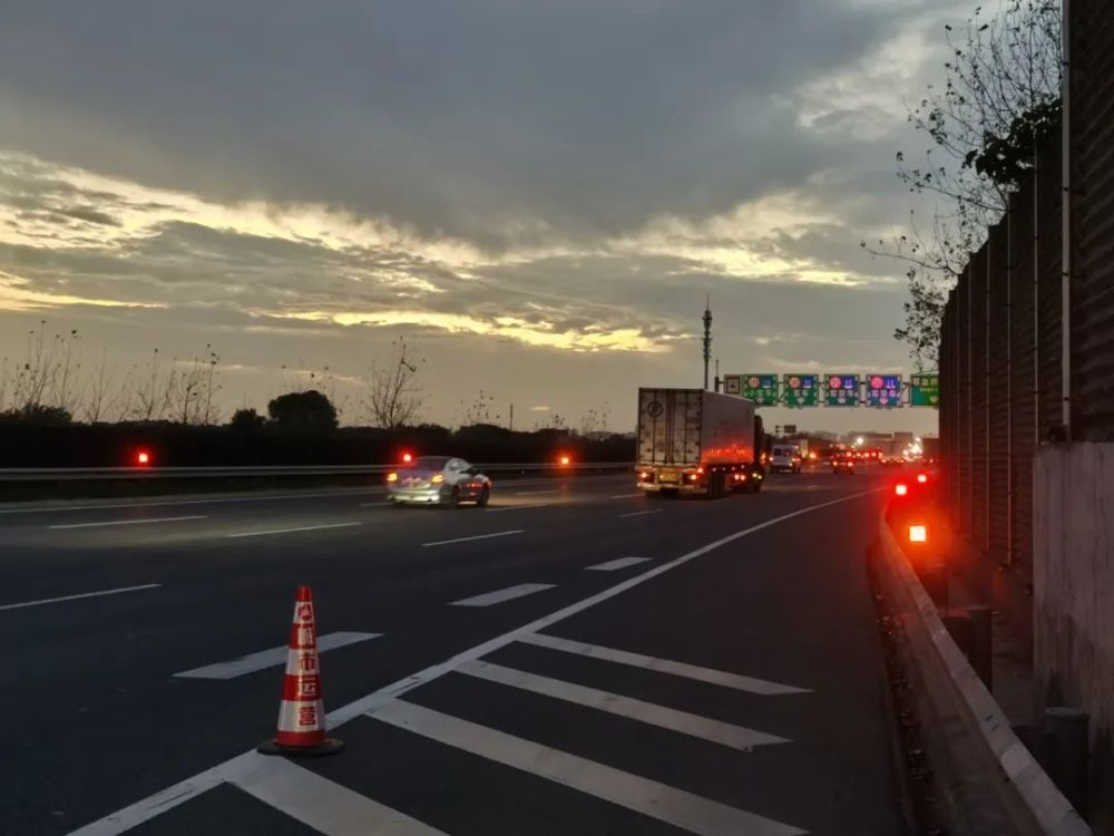"公路行车安全智能诱导及防撞预警系统 目前安装在s32高速的16k-18k