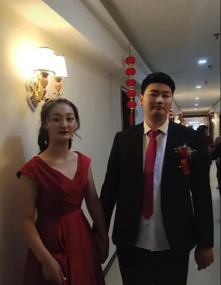 今年国庆,大衣哥为儿子朱小伟举办了婚礼,迎娶了县城的白富美陈亚男