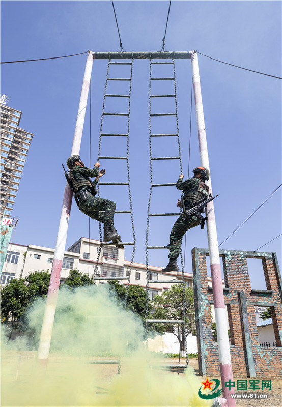 特战队员快速攀爬斜绳软梯.余海洋 摄