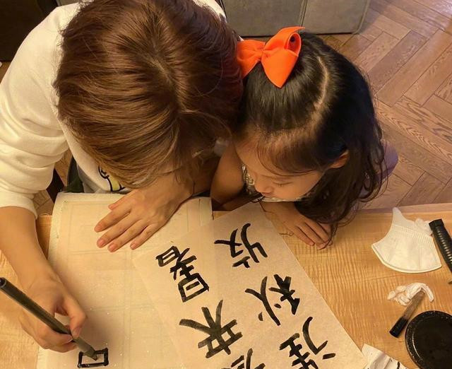 孙俪晒6岁女儿书法作品,一起练字犹如闺蜜