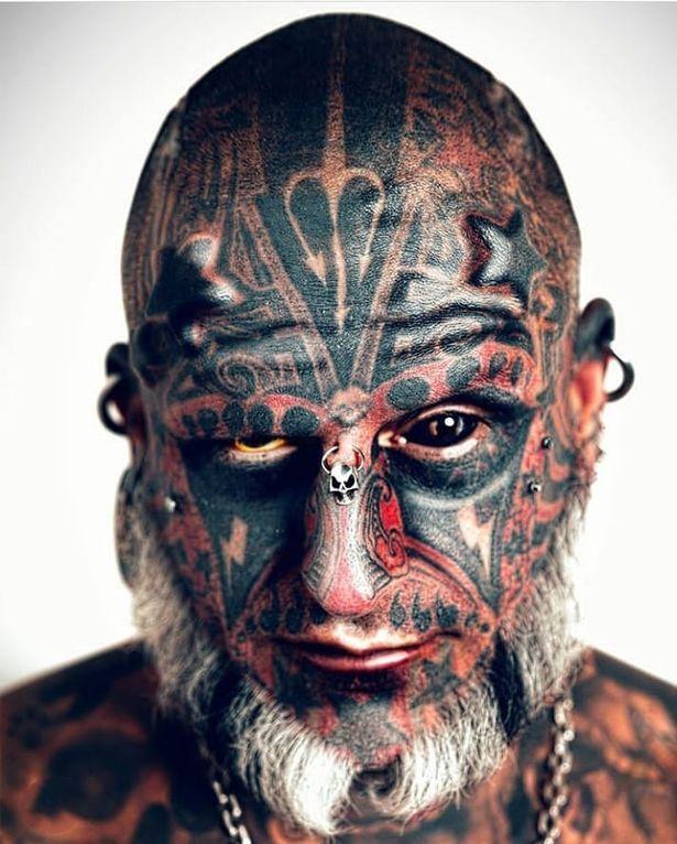 外国纹身狂再出新纹身,准备头顶纹上"666",已经完成三