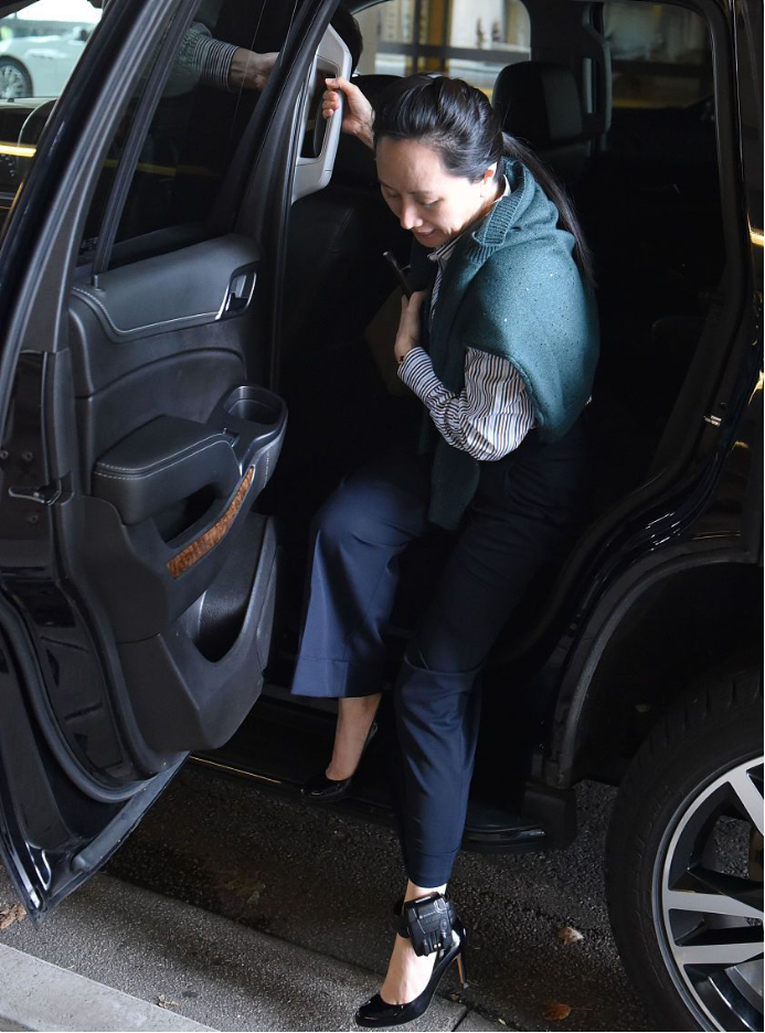 孟晚舟在国外面容显老态,穿衬衣披针织衫,行动间倒是满满精英感
