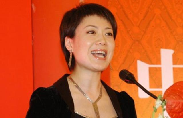 后来李文静进行了道歉,说自己以为了进入广告时间,并为自己身为央视