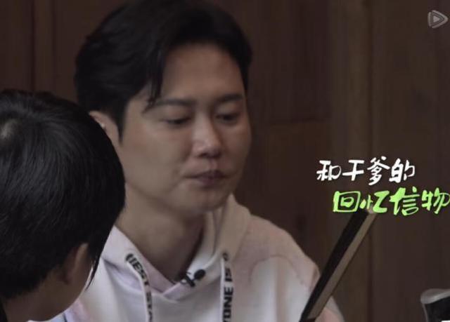 第一个"第一"是一把扇子,这把扇子是孟鹤堂第一次到于谦家,刚好那会儿