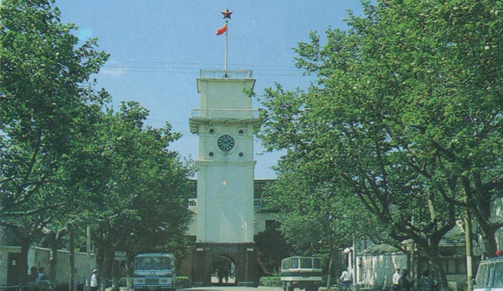 90年代的南通钟楼,钟楼坐落于十字街路口,南通中学的南侧,是南通的