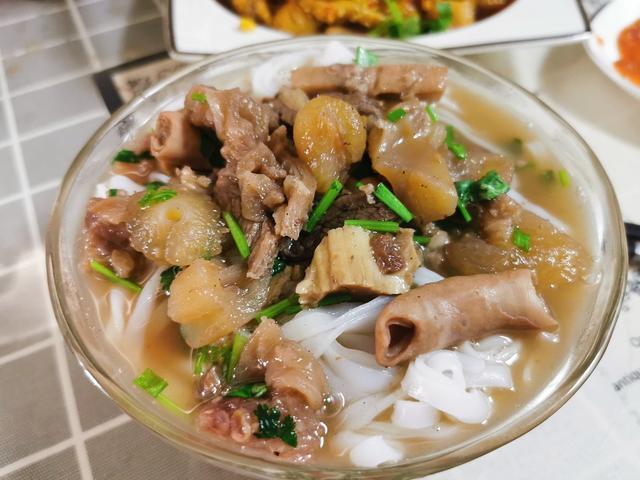两广饮食日常—北海各种猪脚粉
