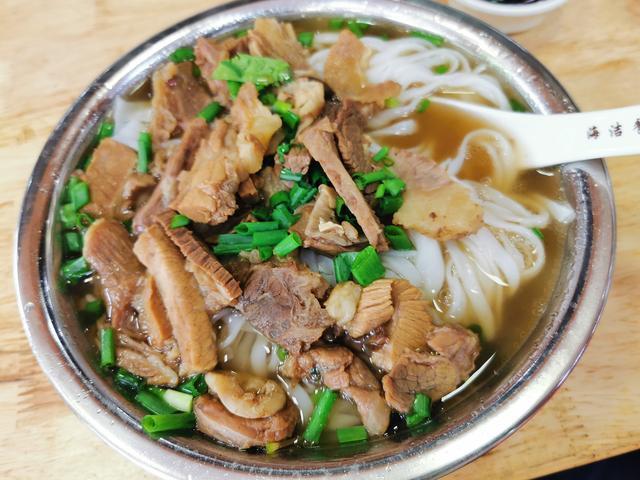 两广饮食日常—北海各种猪脚粉