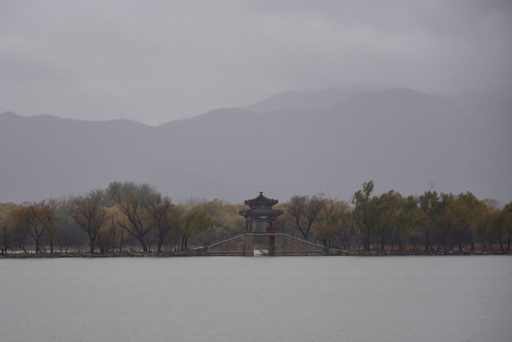 北京雨中颐和园云雾缭绕似仙境