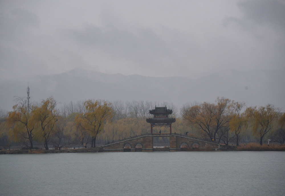 北京雨中颐和园云雾缭绕似仙境