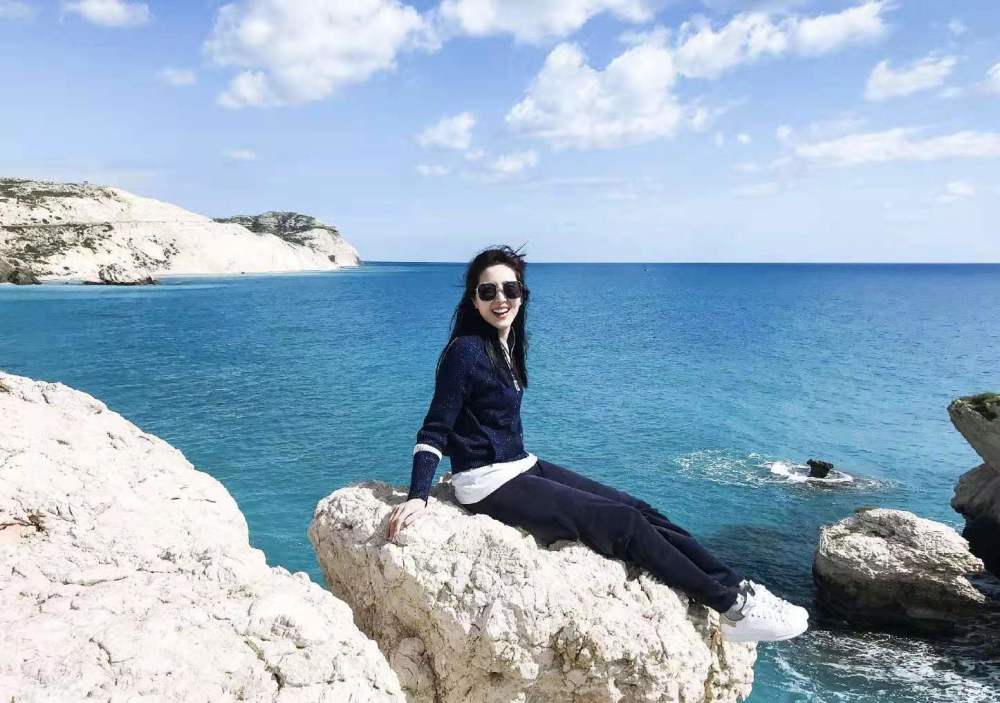 曾黎晒海边旅游照穿卫衣配运动裤超减龄看着真不像70后的女人