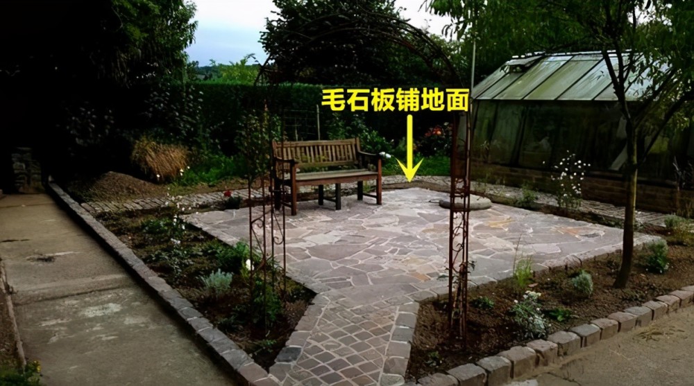你家院子还用红砖铺?我乡下的大爷都不用了,毛石板用起来不香吗